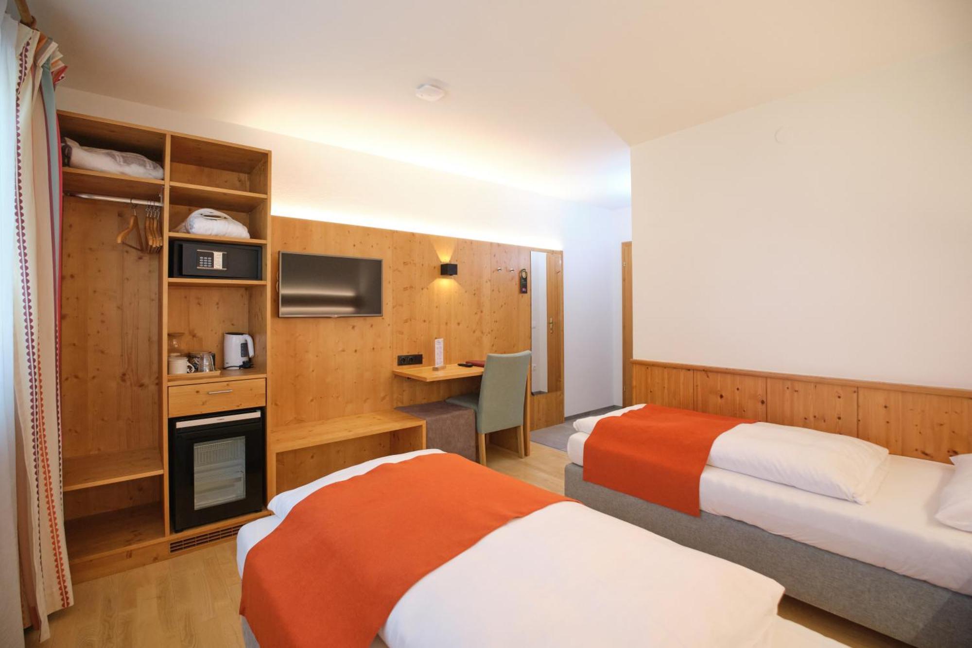 Santner, Hotel Eugendorf Ngoại thất bức ảnh